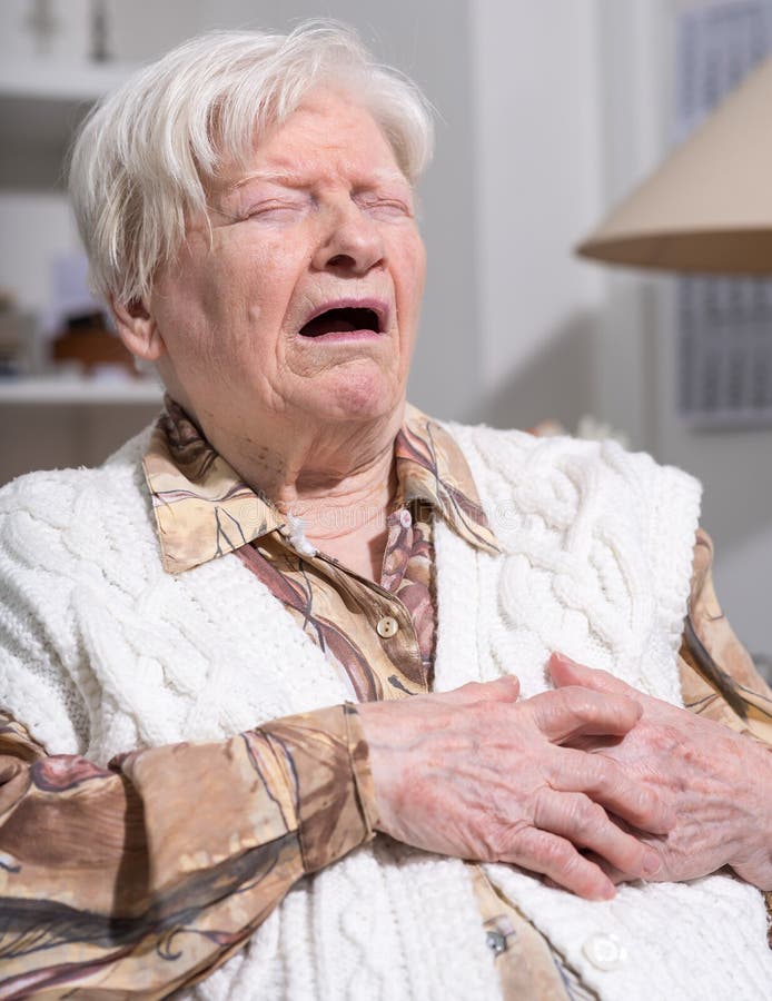 Ältere Frau, die unter Herzinfarkt leidet lizenzfreie stockfotos Ältere Frau, die unter Herzinfarkt leidet lizenzfreie stockfotos