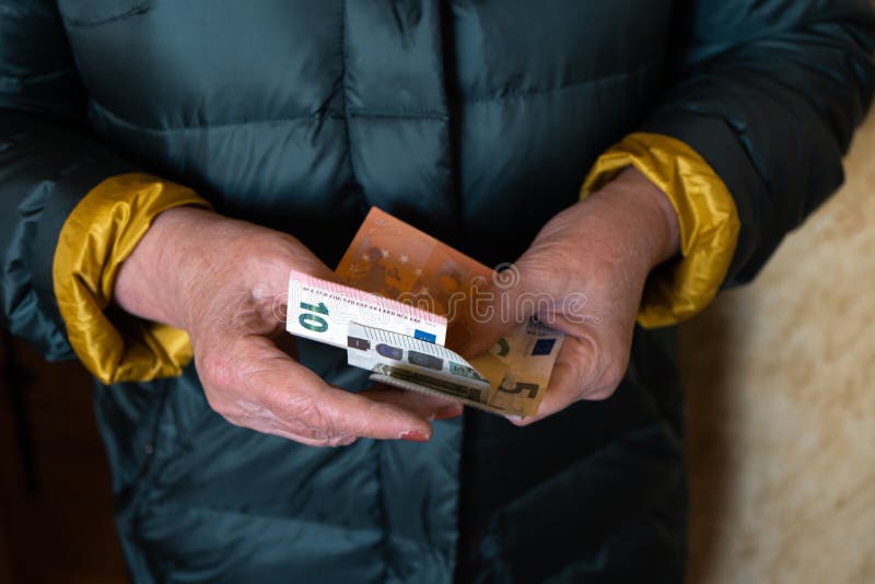 Ältere ältere Frau hält die EURObanknoten - Ost - europäische Gehaltspension lizenzfreies stockbild Ältere ältere Frau hält die EURObanknoten - Ost - europäische Gehaltspension lizenzfreies stockbild
