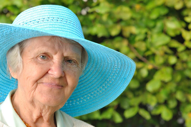 Ältere Frau im blauen Hut. stockbilder Ältere Frau im blauen Hut. stockbilder