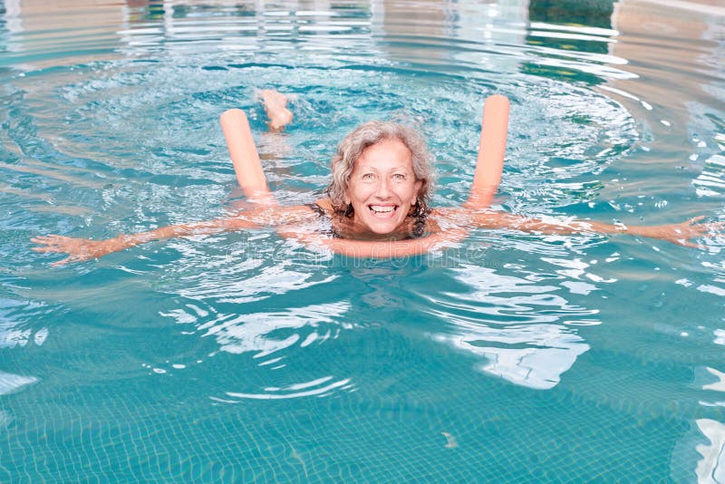 ältere Frau im Pool Aquaaerobic tut, das