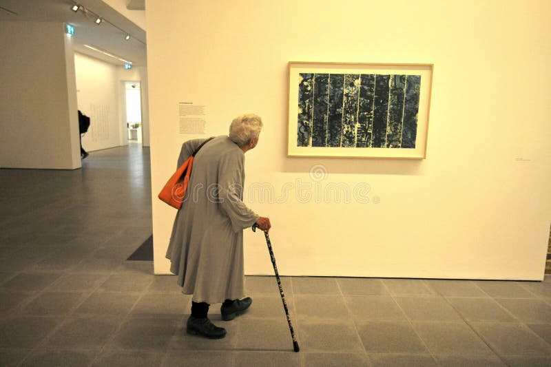 Ältere Frau innerhalb Serpentine Galleriess in Kensington-Gärten, Hyde Park, zentrales London stockbild Ältere Frau innerhalb Serpentine Galleriess in Kensington-Gärten, Hyde Park, zentrales London stockbild