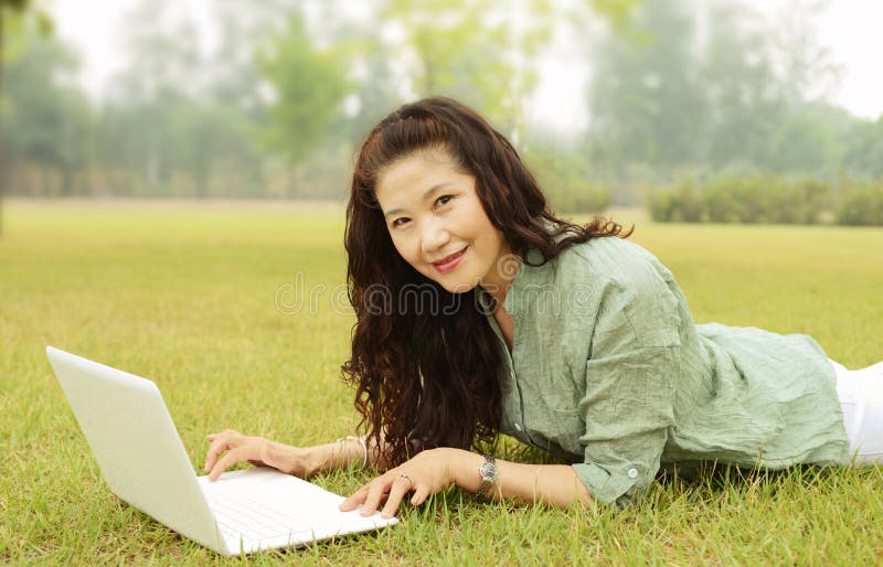 Ältere Frauen, die Laptops verwenden stockfotografie Ältere Frauen, die Laptops verwenden stockfotografie
