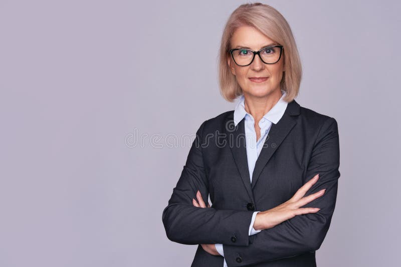 Ältere Geschäftsfrau des Lächelns mit den gefalteten Händen lizenzfreies stockbild Ältere Geschäftsfrau des Lächelns mit den gefalteten Händen lizenzfreies stockbild