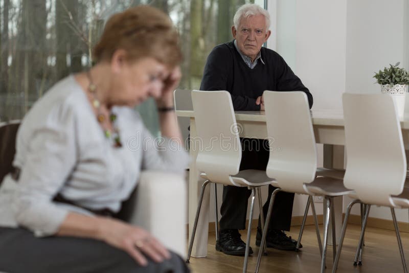 Ältere Heirat, die Probleme im Verhältnis hat stockbild Ältere Heirat, die Probleme im Verhältnis hat stockbild