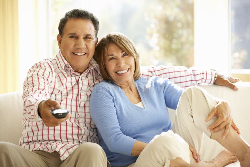 Ältere hispanische Paare, die zu Hause fernsehen stockbilder Ältere hispanische Paare, die zu Hause fernsehen stockbilder