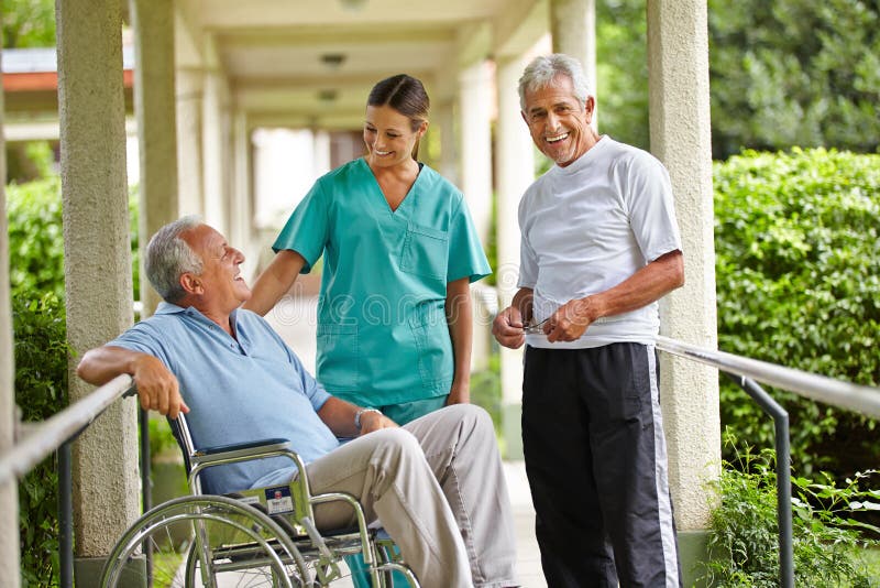 Ältere Leute, die der Krankenschwester nehmen lizenzfreies stockbild Ältere Leute, die der Krankenschwester nehmen lizenzfreies stockbild