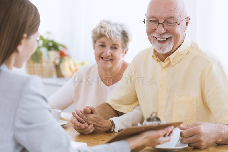 Ältere Leute und Finanzberater lizenzfreies stockfoto Ältere Leute und Finanzberater lizenzfreies stockfoto