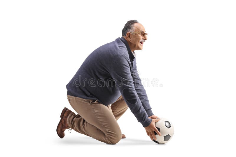 Ältere Menschen knien und halten Fußball lizenzfreie stockfotografie