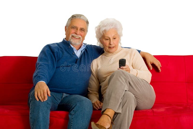 Ältere Paare auf dem Sofa lizenzfreies stockbild Ältere Paare auf dem Sofa lizenzfreies stockbild