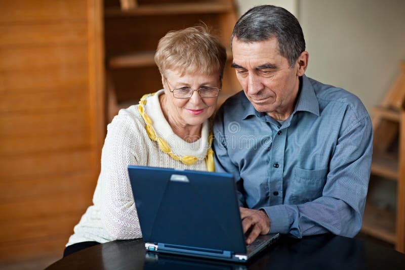 Ältere Paare auf Laptop