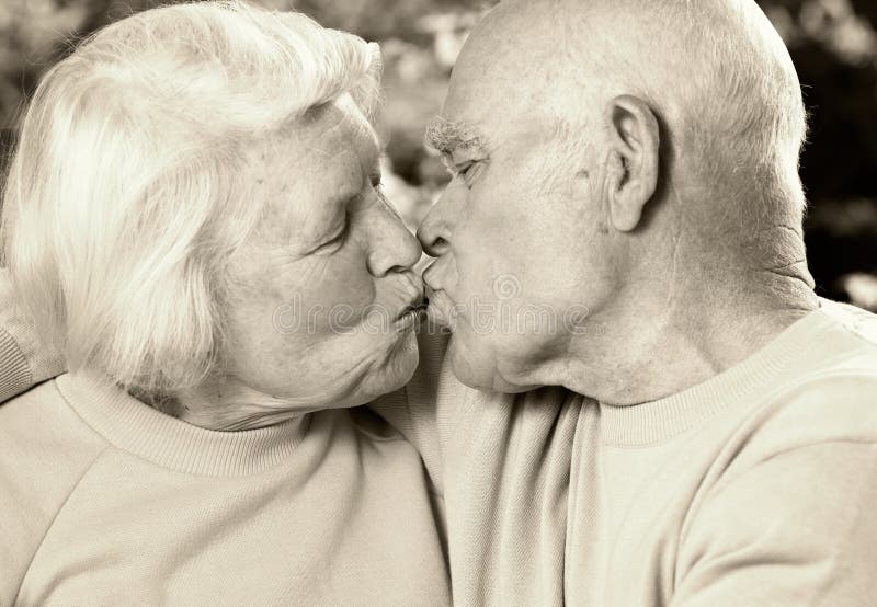 Ältere Paare in der Liebe