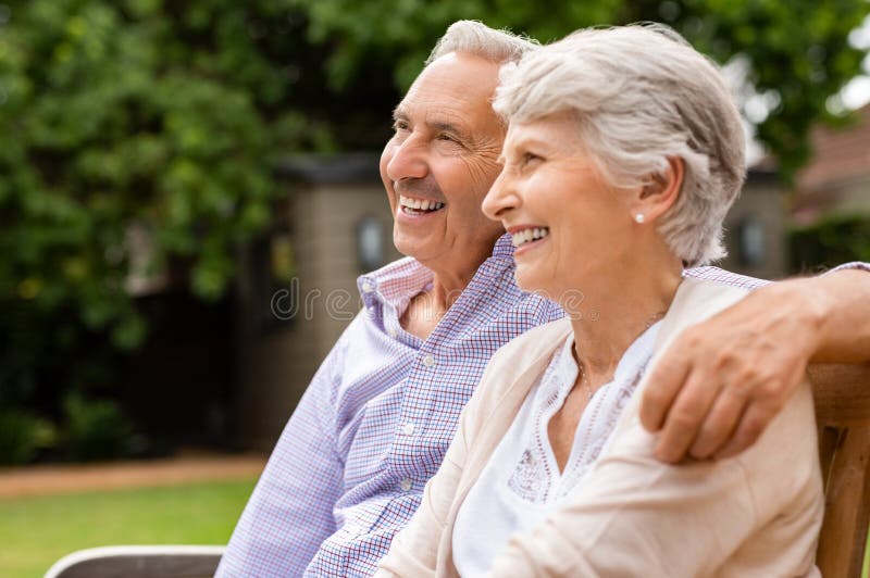 Ältere Paare, die auf Bank sitzen stockfoto Ältere Paare, die auf Bank sitzen stockfoto
