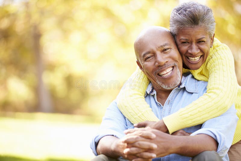 Ältere Paare, die in Autumn Landscape sich entspannen