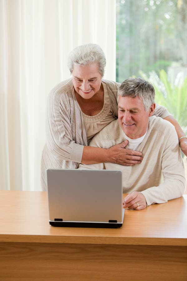 Ältere Paare, die ihren Laptop betrachten
