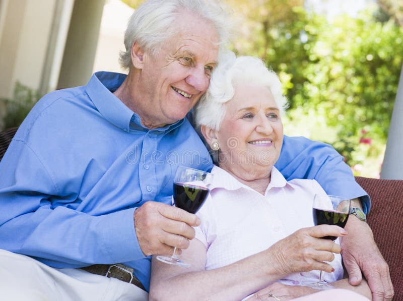 Ältere Paare, die mit Glas Wein sich entspannen lizenzfreie stockfotos Ältere Paare, die mit Glas Wein sich entspannen lizenzfreie stockfotos