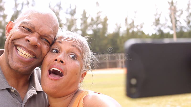 Ältere Paare, die Selfie im Park nehmen