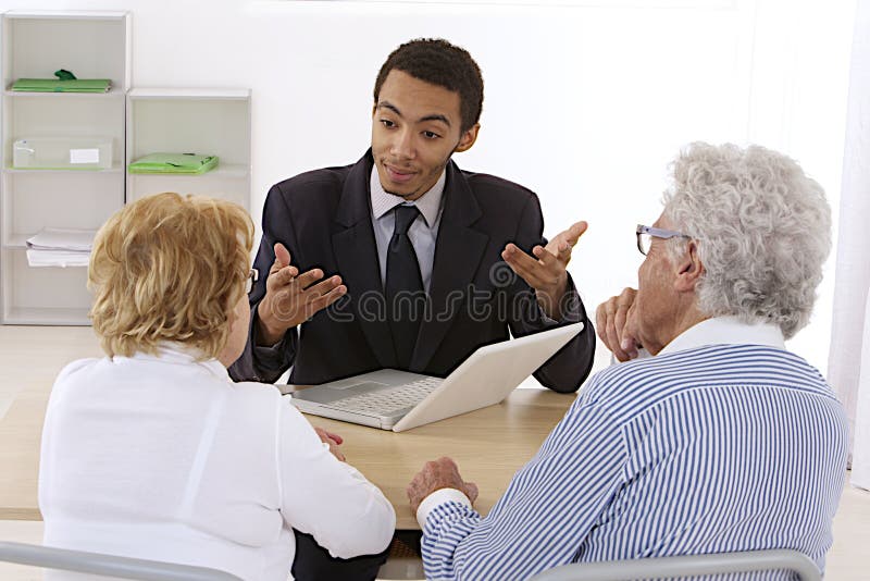 Ältere Paare im Bankberaterbüro stockfoto Ältere Paare im Bankberaterbüro stockfoto