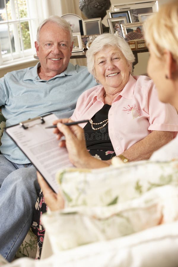 Ältere Paare im Ruhestand, die auf Sofa Talking To Financial Advisor sitzen stockbilder Ältere Paare im Ruhestand, die auf Sofa Talking To Financial Advisor sitzen stockbilder