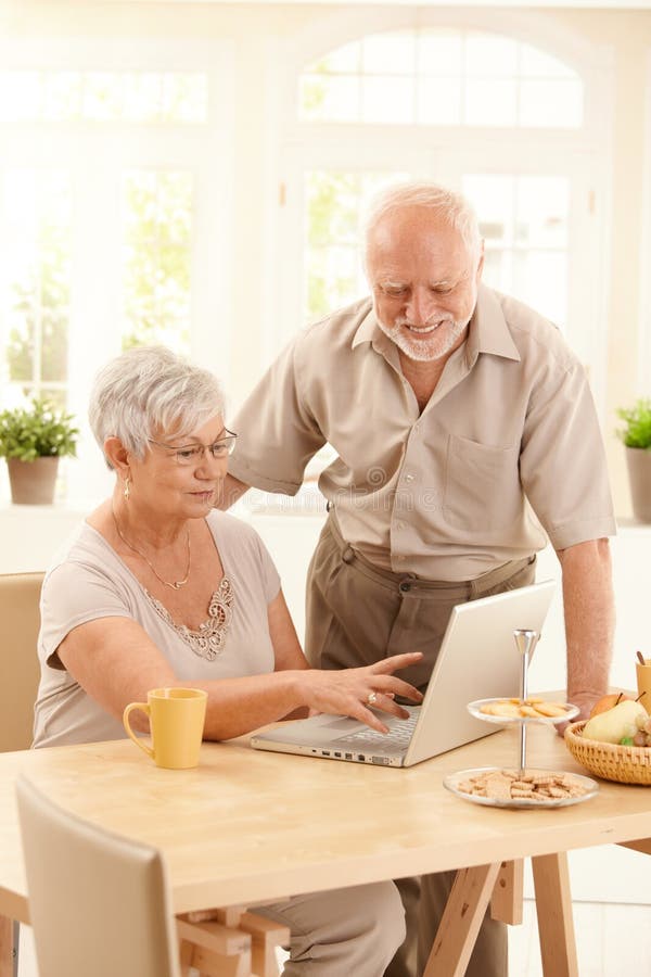 Ältere Paare unter Verwendung des Computers