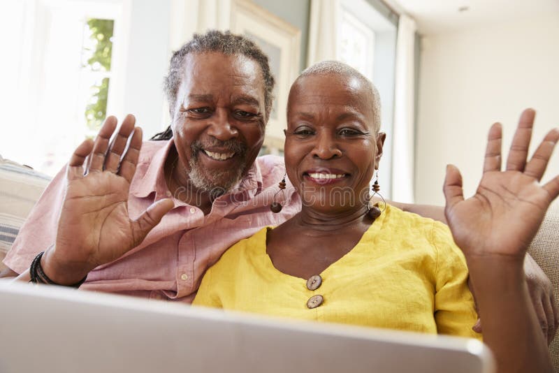Ältere Paare unter Verwendung des Laptops, zum an Familie für Videoanruf anzuschließen