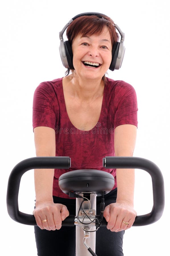Ältere spinnende hörende Musik der Frau lizenzfreie stockbilder Ältere spinnende hörende Musik der Frau lizenzfreie stockbilder