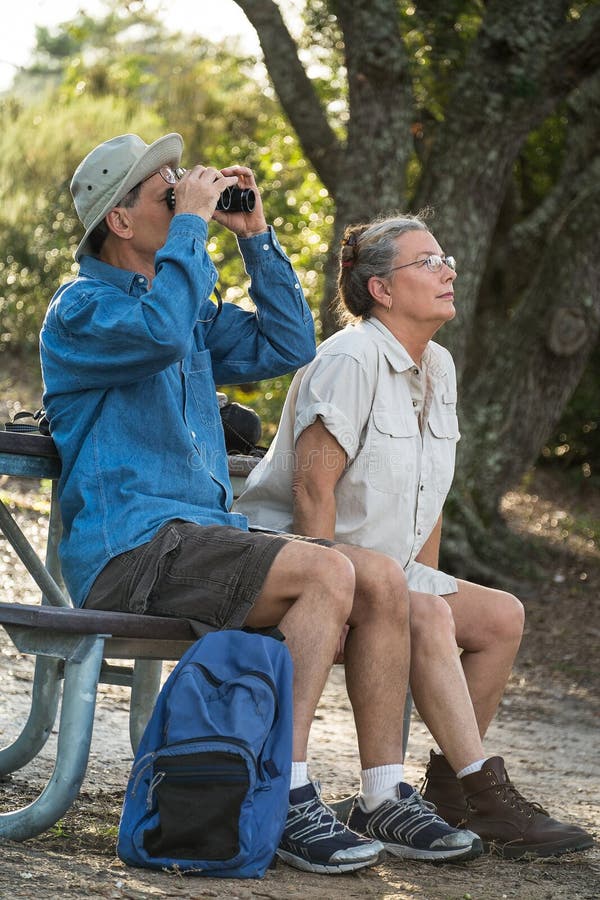 Ältere wandernde, Birdwatching und kampierende Paare