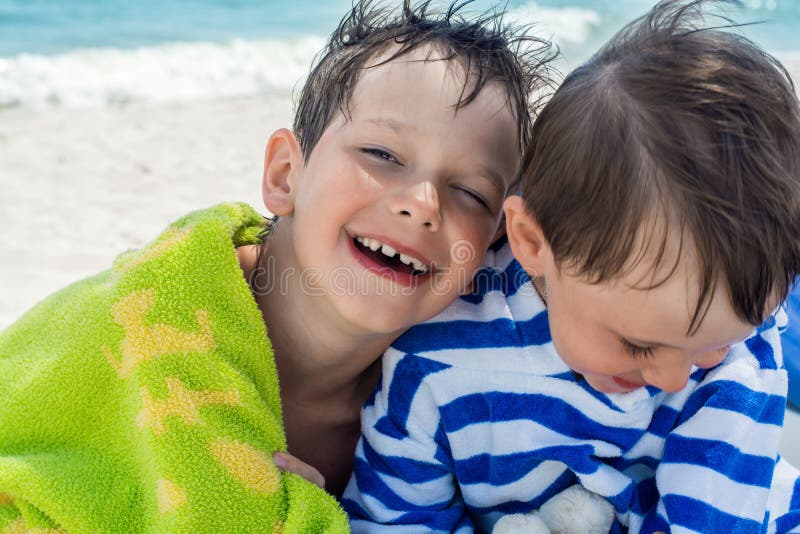 Älterer Bruder zeigt Liebe zum jüngeren Lächeln glücklich lizenzfreies stockbild Älterer Bruder zeigt Liebe zum jüngeren Lächeln glücklich lizenzfreies stockbild