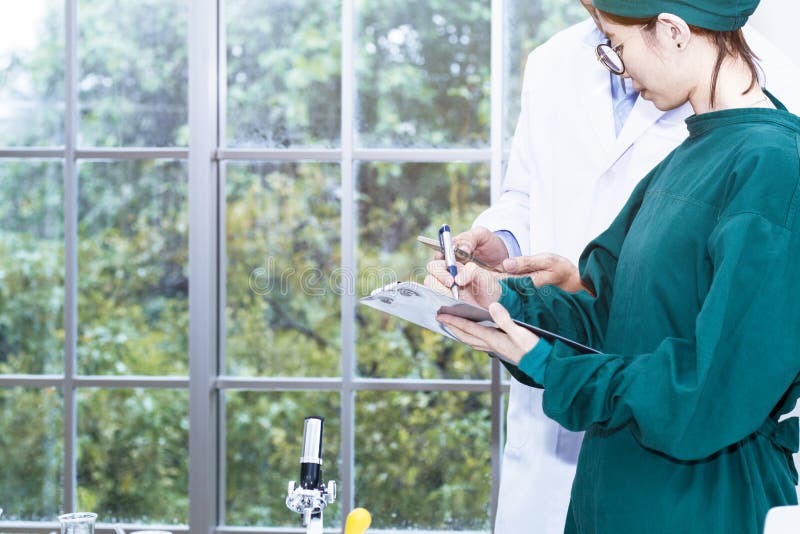 Älterer hübscher die medizinische Forscher und junge Schönheit studen lizenzfreies stockbild Älterer hübscher die medizinische Forscher und junge Schönheit studen lizenzfreies stockbild