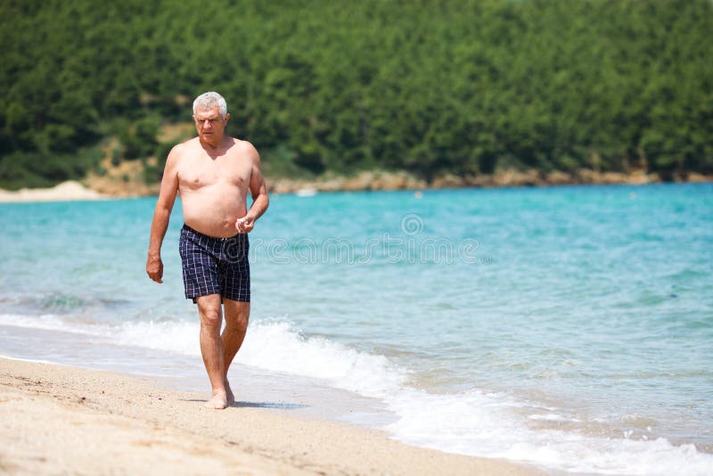 Älterer Mann Auf Dem Strand Stockfoto Bild von person, älter 44577636