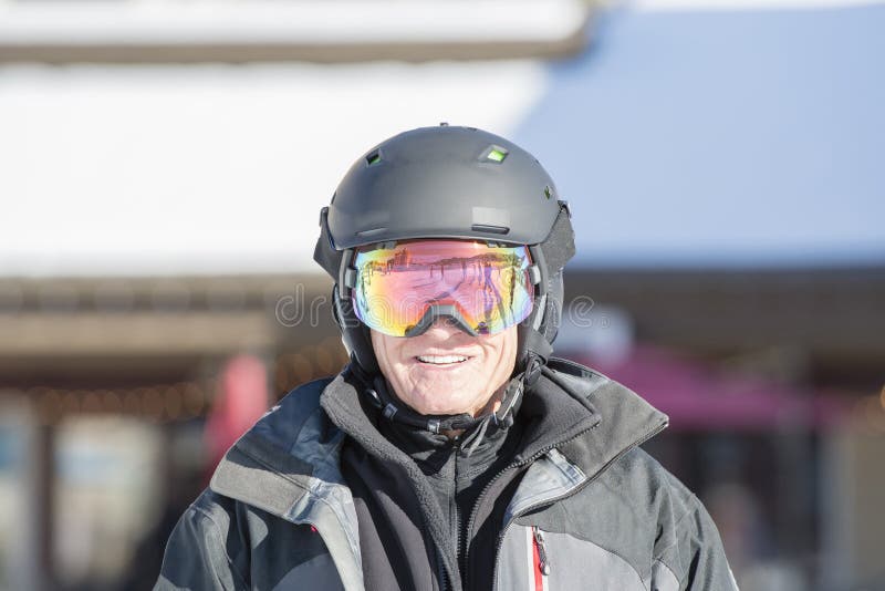 Älterer Mann bereit, mit allem Sicherheits-Gang in Colorado Ski zu fahren stockbilder Älterer Mann bereit, mit allem Sicherheits-Gang in Colorado Ski zu fahren stockbilder