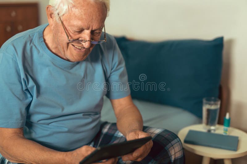 Älterer Mann, der digitale Tablette verwendet lizenzfreie stockbilder Älterer Mann, der digitale Tablette verwendet lizenzfreie stockbilder
