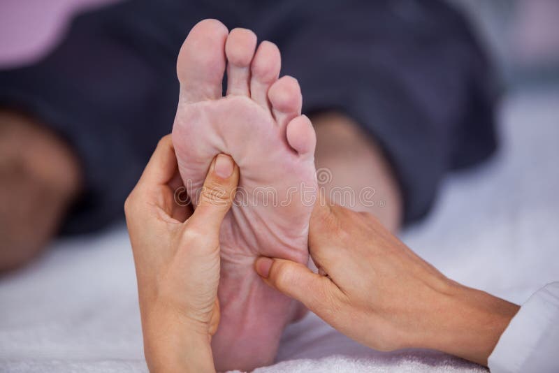 Älterer Mann, der Fußmassage vom Physiotherapeuten empfängt lizenzfreie stockbilder Älterer Mann, der Fußmassage vom Physiotherapeuten empfängt lizenzfreie stockbilder