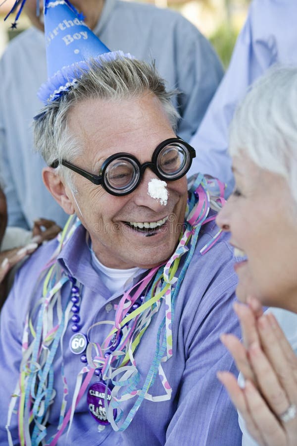 Älterer Mann, der Geburtstag feiert stockbild Älterer Mann, der Geburtstag feiert stockbild