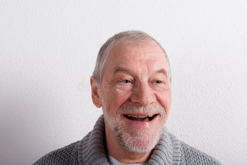 Älterer Mann in der grauen woolen Strickjacke, Atelieraufnahme lizenzfreies stockbild Älterer Mann in der grauen woolen Strickjacke, Atelieraufnahme lizenzfreies stockbild
