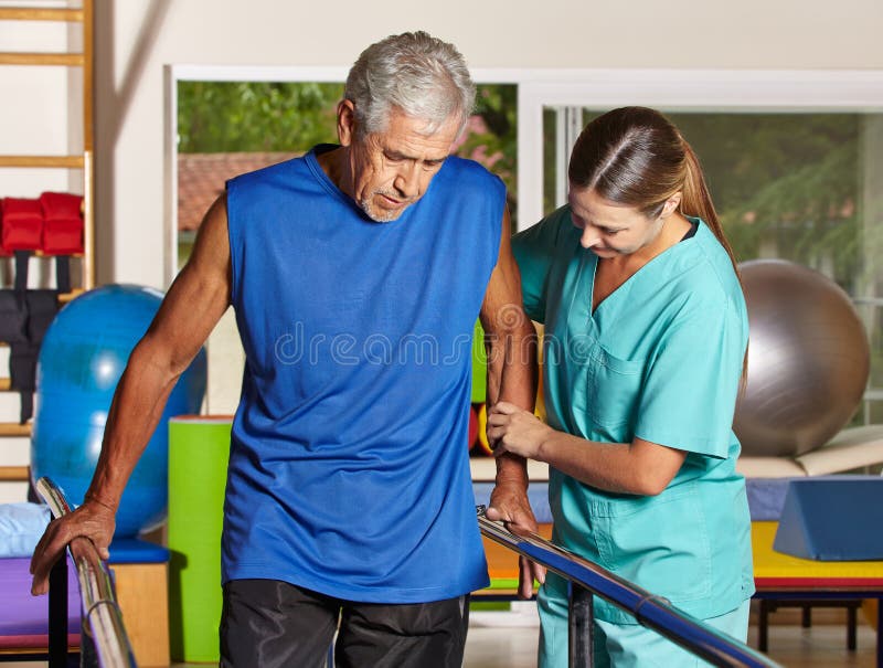 Älterer Mann, der laufendes Training tut lizenzfreies stockbild Älterer Mann, der laufendes Training tut lizenzfreies stockbild