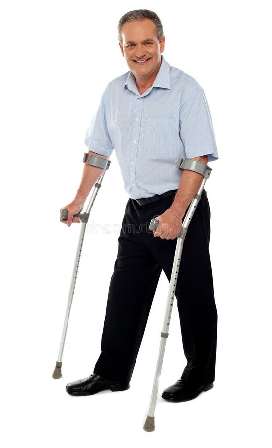 Älterer Mann, der mithilfe der Krückeen steht stockfotos