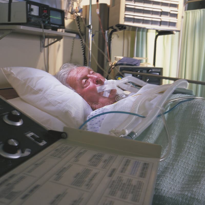 Älterer Mann im Krankenhausbett stockbild Älterer Mann im Krankenhausbett stockbild