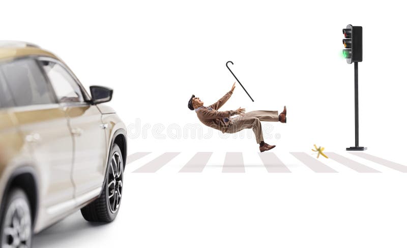 Älterer Mann mit einem Gehstock, der vor einem Auto auf Bananenschale rutscht stockfoto