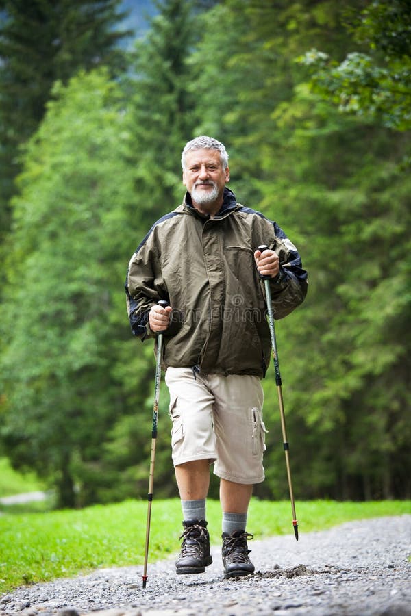Älterer Mann Nordic, der draußen geht lizenzfreies stockfoto Älterer Mann Nordic, der draußen geht lizenzfreies stockfoto