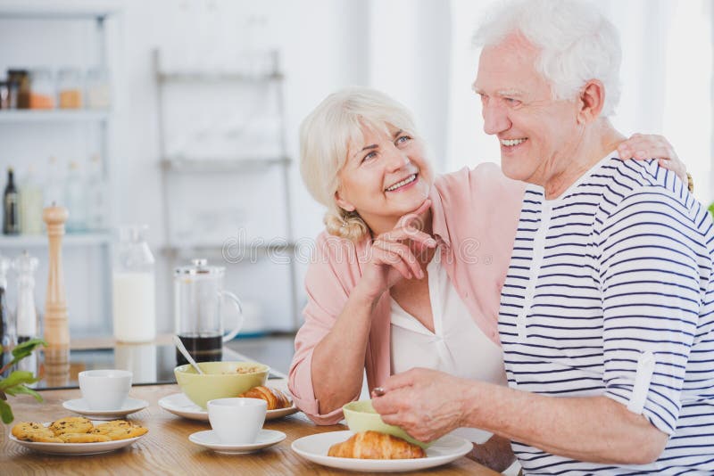 Älterer Mann und Frau am Frühstück stockbilder Älterer Mann und Frau am Frühstück stockbilder