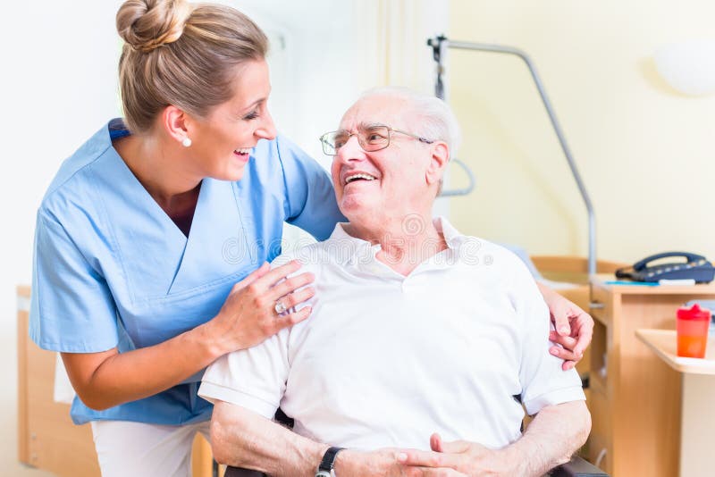 Älterer Mann und hohes Alter pflegen im Pflegeheim
