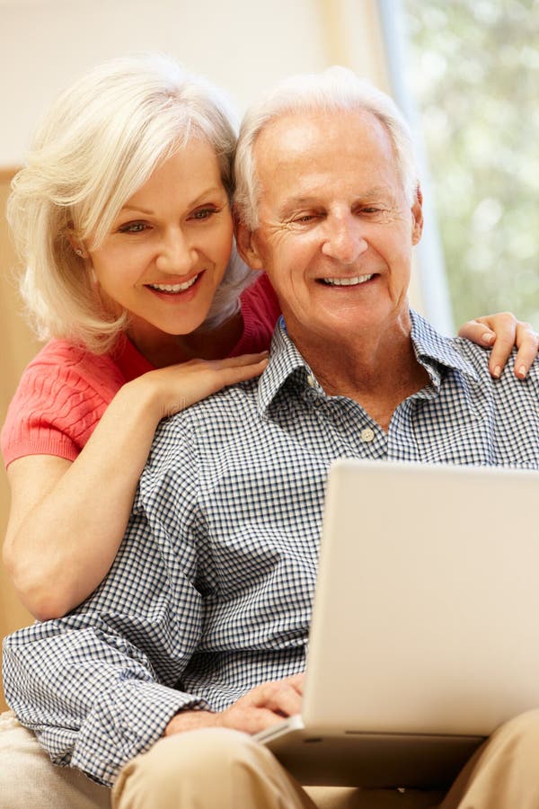 Älterer Mann und Tochter, die Laptop verwendet stockbild Älterer Mann und Tochter, die Laptop verwendet stockbild