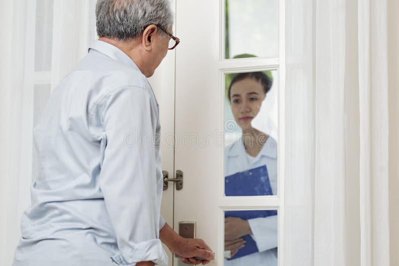 ?lterer Patient trifft den Doktor stockbilder ?lterer Patient trifft den Doktor stockbilder