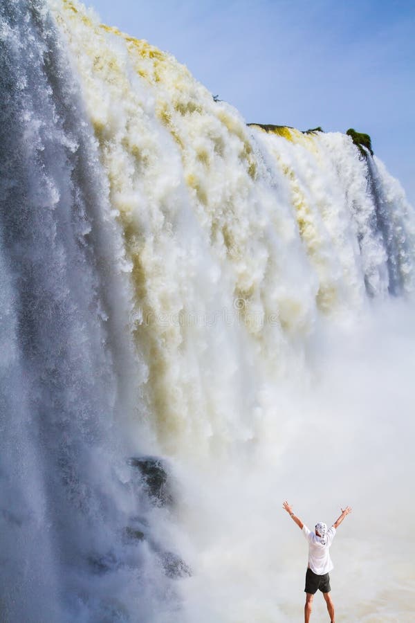 Älterer Tourist wird durch einen Wasserfall entsetzt lizenzfreie stockfotografie Älterer Tourist wird durch einen Wasserfall entsetzt lizenzfreie stockfotografie