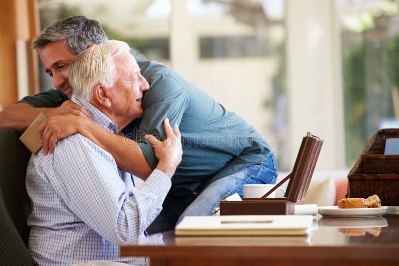 Älterer Vater-Being Comforted By-Erwachsen-Sohn