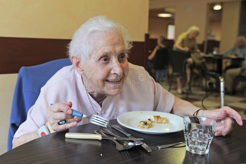 Älteres Frauenessen stockbild Älteres Frauenessen stockbild