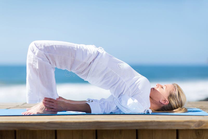 Älteres Frauenyoga lizenzfreies stockbild