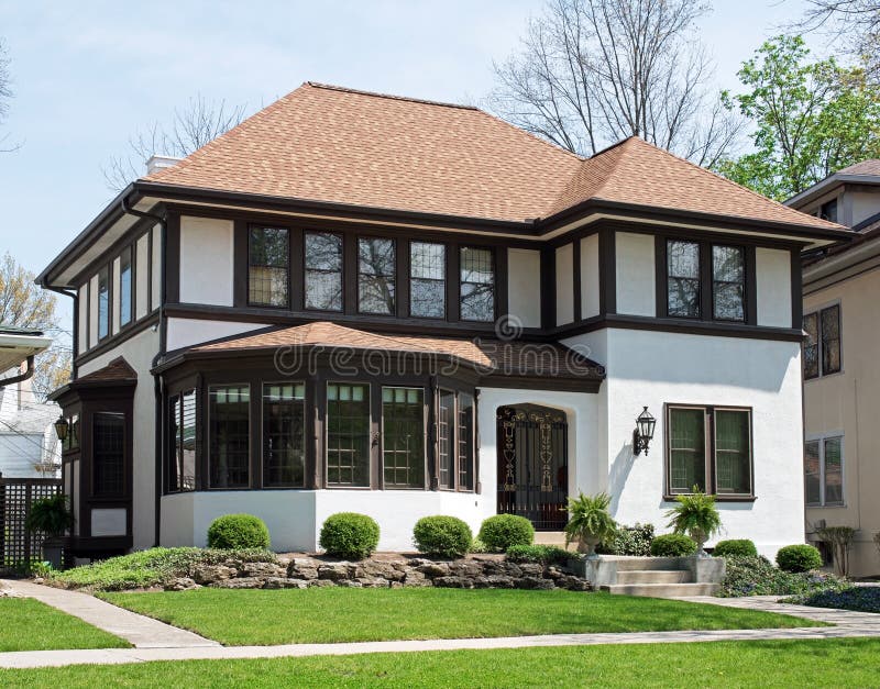 Stein-u. Stuck-Haus Mit Schieferdach Stockbild - Bild von zustand, groß