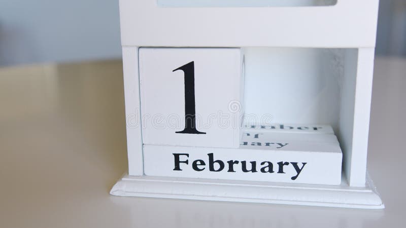ändra datumet på träkalendern den 14 februari eller valentindagen.