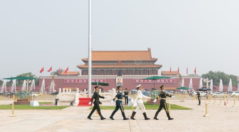 Ändra vakterna i den Tiananmen fyrkanten i en varm disig sommardag royaltyfri foto Ändra vakterna i den Tiananmen fyrkanten i en varm disig sommardag royaltyfri foto